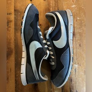 NIKE BLACK / GREY / SILVER SNEAKER WOMNS SIZE 9 SPORT FREE RUNNING SHOES